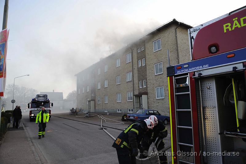 _DSC6372.JPG - Vid 18 tiden larmades räddningstjänsten från Perstorp, Hässleholm och Klippan till en lägenhetsbrand i Perstorp, vid framkomst så va det en kraftig rökutveckling på vinden, minst 3 personer ska ha skadats men hur allvarligt är oklart.