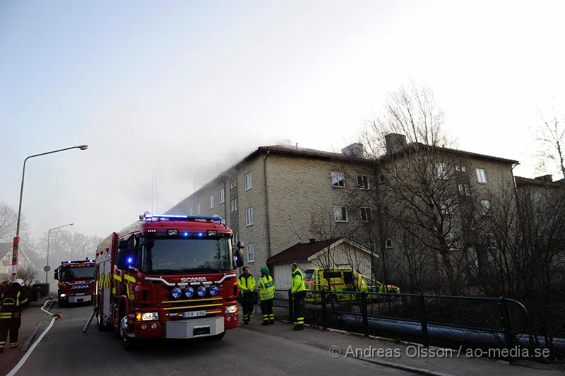 _DSC6374.JPG - Vid 18 tiden larmades räddningstjänsten från Perstorp, Hässleholm och Klippan till en lägenhetsbrand i Perstorp, vid framkomst så va det en kraftig rökutveckling på vinden, minst 3 personer ska ha skadats men hur allvarligt är oklart.