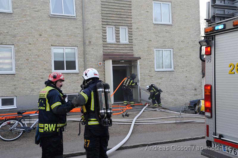 _DSC6378.JPG - Vid 18 tiden larmades räddningstjänsten från Perstorp, Hässleholm och Klippan till en lägenhetsbrand i Perstorp, vid framkomst så va det en kraftig rökutveckling på vinden, minst 3 personer ska ha skadats men hur allvarligt är oklart.