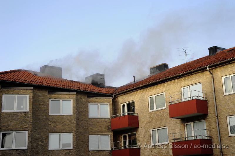 _DSC6381.JPG - Vid 18 tiden larmades räddningstjänsten från Perstorp, Hässleholm och Klippan till en lägenhetsbrand i Perstorp, vid framkomst så va det en kraftig rökutveckling på vinden, minst 3 personer ska ha skadats men hur allvarligt är oklart.