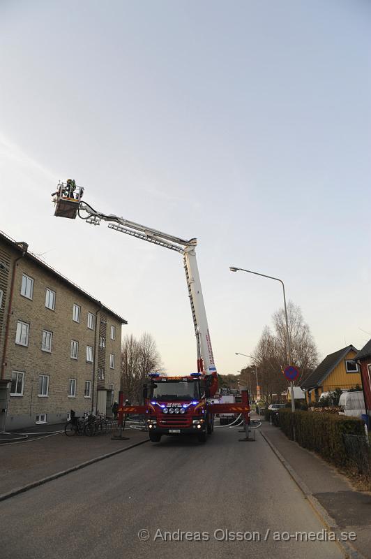 _DSC6386.JPG - Vid 18 tiden larmades räddningstjänsten från Perstorp, Hässleholm och Klippan till en lägenhetsbrand i Perstorp, vid framkomst så va det en kraftig rökutveckling på vinden, minst 3 personer ska ha skadats men hur allvarligt är oklart.