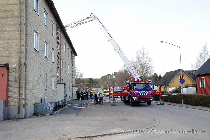 _DSC6390.JPG - Vid 18 tiden larmades räddningstjänsten från Perstorp, Hässleholm och Klippan till en lägenhetsbrand i Perstorp, vid framkomst så va det en kraftig rökutveckling på vinden, minst 3 personer ska ha skadats men hur allvarligt är oklart.