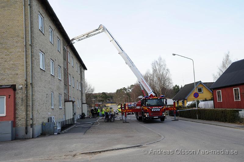 _DSC6393.JPG - Vid 18 tiden larmades räddningstjänsten från Perstorp, Hässleholm och Klippan till en lägenhetsbrand i Perstorp, vid framkomst så va det en kraftig rökutveckling på vinden, minst 3 personer ska ha skadats men hur allvarligt är oklart.