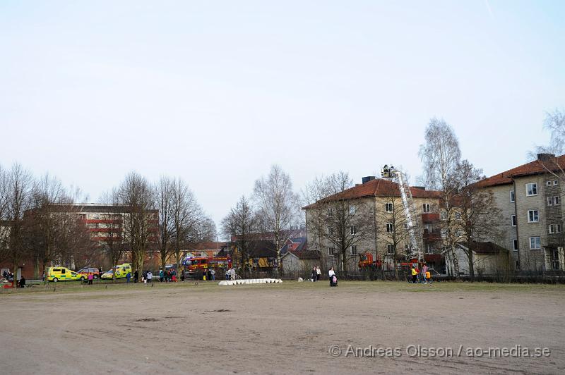 _DSC6396.JPG - Vid 18 tiden larmades räddningstjänsten från Perstorp, Hässleholm och Klippan till en lägenhetsbrand i Perstorp, vid framkomst så va det en kraftig rökutveckling på vinden, minst 3 personer ska ha skadats men hur allvarligt är oklart.