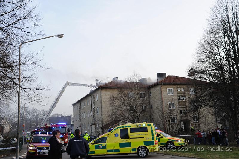 _DSC6399.JPG - Vid 18 tiden larmades räddningstjänsten från Perstorp, Hässleholm och Klippan till en lägenhetsbrand i Perstorp, vid framkomst så va det en kraftig rökutveckling på vinden, minst 3 personer ska ha skadats men hur allvarligt är oklart.