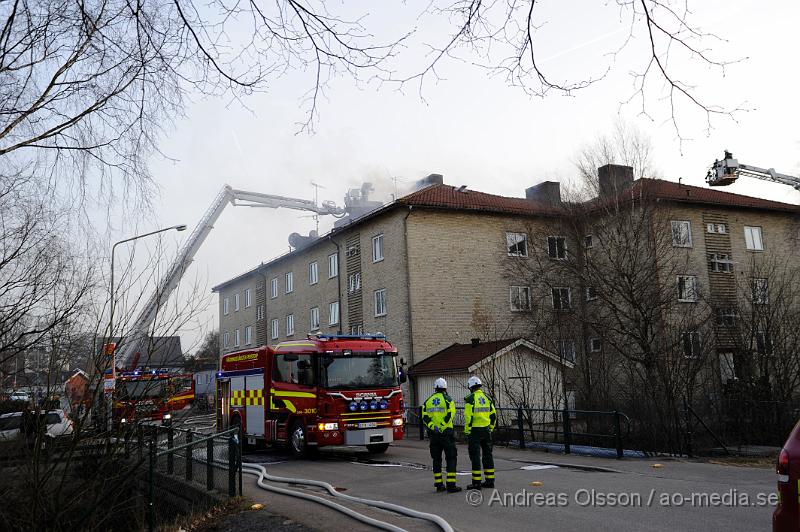 _DSC6400.JPG - Vid 18 tiden larmades räddningstjänsten från Perstorp, Hässleholm och Klippan till en lägenhetsbrand i Perstorp, vid framkomst så va det en kraftig rökutveckling på vinden, minst 3 personer ska ha skadats men hur allvarligt är oklart.