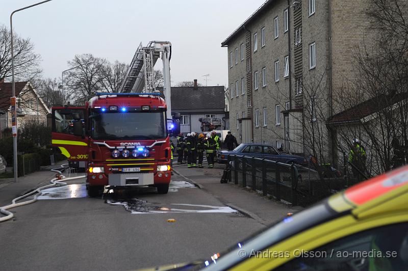 _DSC6403.JPG - Vid 18 tiden larmades räddningstjänsten från Perstorp, Hässleholm och Klippan till en lägenhetsbrand i Perstorp, vid framkomst så va det en kraftig rökutveckling på vinden, minst 3 personer ska ha skadats men hur allvarligt är oklart.