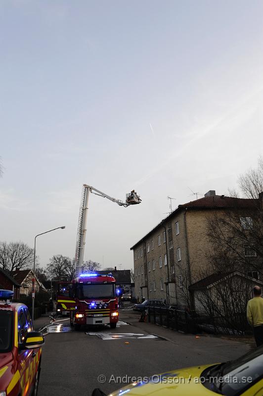 _DSC6405.JPG - Vid 18 tiden larmades räddningstjänsten från Perstorp, Hässleholm och Klippan till en lägenhetsbrand i Perstorp, vid framkomst så va det en kraftig rökutveckling på vinden, minst 3 personer ska ha skadats men hur allvarligt är oklart.