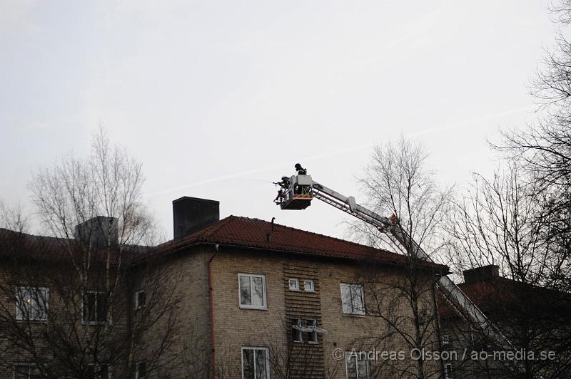 _DSC6409.JPG - Vid 18 tiden larmades räddningstjänsten från Perstorp, Hässleholm och Klippan till en lägenhetsbrand i Perstorp, vid framkomst så va det en kraftig rökutveckling på vinden, minst 3 personer ska ha skadats men hur allvarligt är oklart.