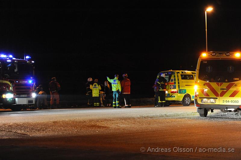 _DSC6470.JPG - Vid 00,40 tiden larmades räddningstjänsten från Klippan och Ljungbyhed samt ambulans till ett drunknings tillbud. En person ska ha trillat eller hoppat i ån vid pappersbruket. När räddningstjänsten kom fram till platsen var personen uppe ur vattnet men nedkyld. Ambulansen förde personen till sjukhuset skadeläget är oklart.