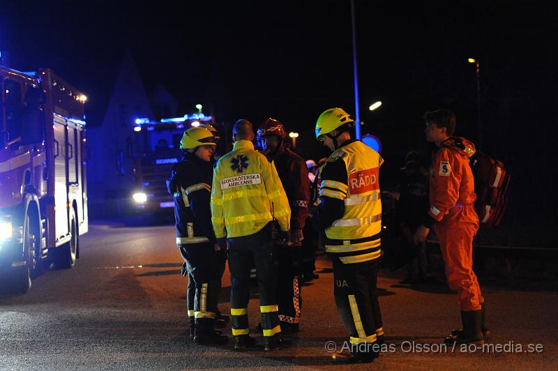 _DSC6476.JPG - Vid 00,40 tiden larmades räddningstjänsten från Klippan och Ljungbyhed samt ambulans till ett drunknings tillbud. En person ska ha trillat eller hoppat i ån vid pappersbruket. När räddningstjänsten kom fram till platsen var personen uppe ur vattnet men nedkyld. Ambulansen förde personen till sjukhuset skadeläget är oklart.