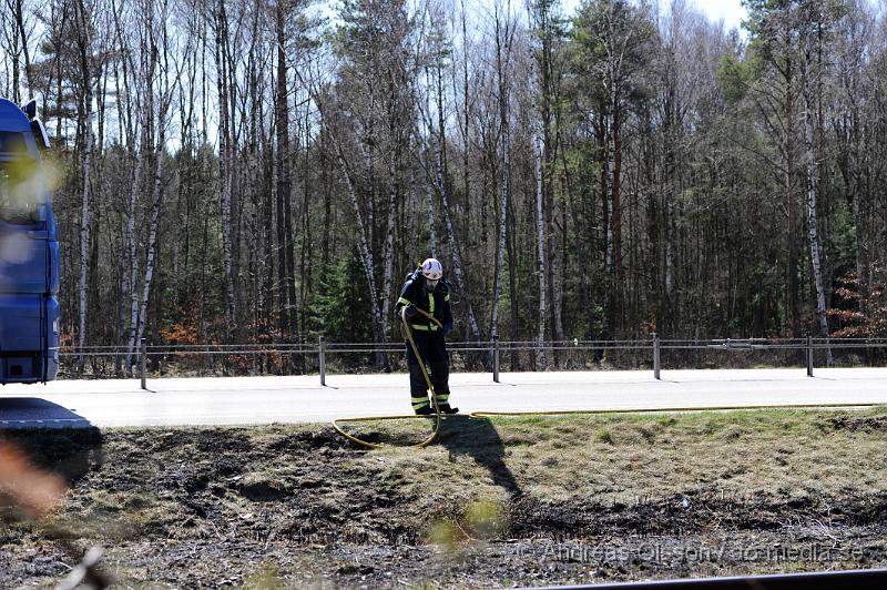 _DSC6478.jpg - vid 13 tiden larmades räddningstjänsten från Perstorp och Hässleholm till en gräsbrand längst väg 21, vid framkomst så brand det längst banvallen på flera ställen.