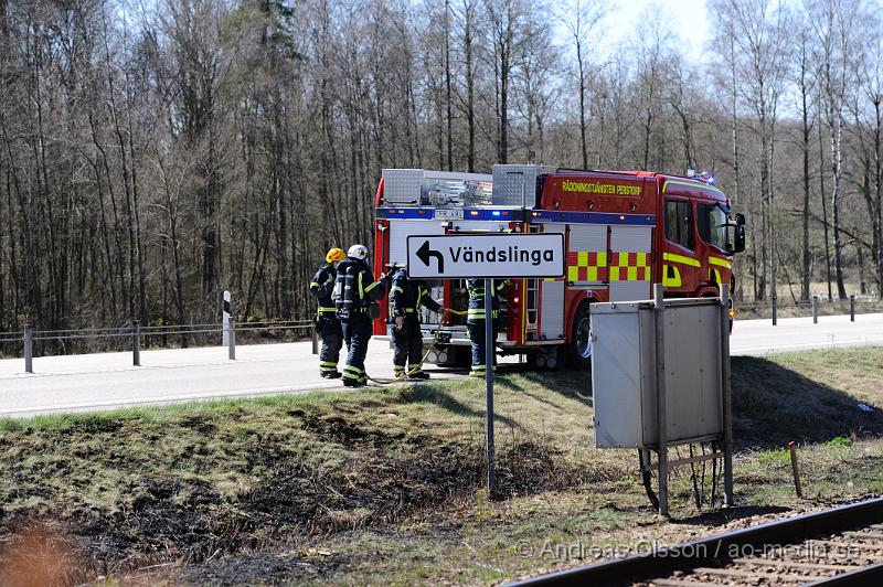 _DSC6480.jpg - vid 13 tiden larmades räddningstjänsten från Perstorp och Hässleholm till en gräsbrand längst väg 21, vid framkomst så brand det längst banvallen på flera ställen.