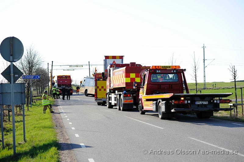 _DSC6495.JPG - vid 17 tiden larmades räddningstjänsten till en trafikolycka i Vrams Gunnarstorp, vid framkomst var det en buss som hade åkt ner i diket precis vid en järnvägsövergång. Inga person ska ha kommit till skada under händelsen.