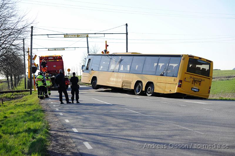 _DSC6498.JPG - vid 17 tiden larmades räddningstjänsten till en trafikolycka i Vrams Gunnarstorp, vid framkomst var det en buss som hade åkt ner i diket precis vid en järnvägsövergång. Inga person ska ha kommit till skada under händelsen.