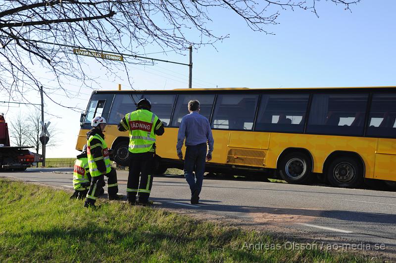 _DSC6501.JPG - vid 17 tiden larmades räddningstjänsten till en trafikolycka i Vrams Gunnarstorp, vid framkomst var det en buss som hade åkt ner i diket precis vid en järnvägsövergång. Inga person ska ha kommit till skada under händelsen.