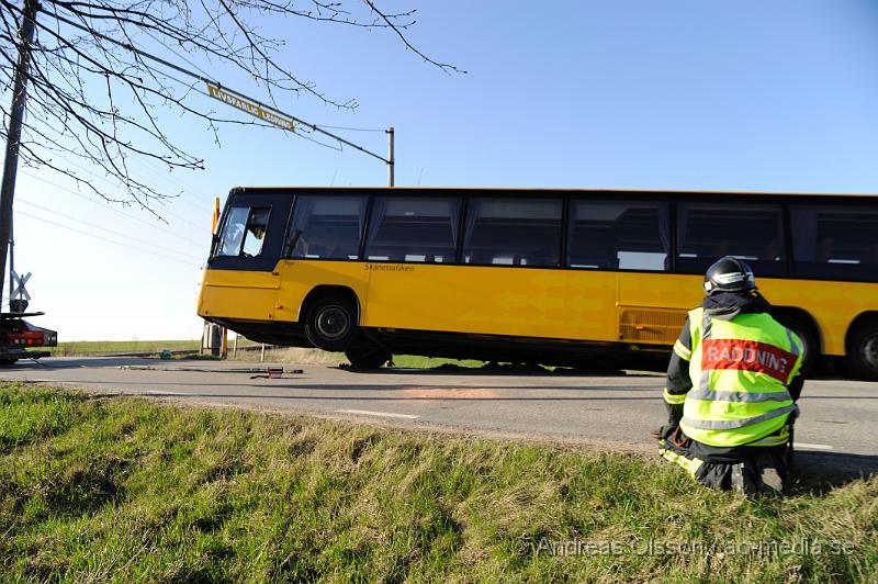 _DSC6502.JPG - vid 17 tiden larmades räddningstjänsten till en trafikolycka i Vrams Gunnarstorp, vid framkomst var det en buss som hade åkt ner i diket precis vid en järnvägsövergång. Inga person ska ha kommit till skada under händelsen.