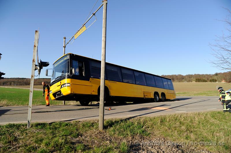 _DSC6503.JPG - vid 17 tiden larmades räddningstjänsten till en trafikolycka i Vrams Gunnarstorp, vid framkomst var det en buss som hade åkt ner i diket precis vid en järnvägsövergång. Inga person ska ha kommit till skada under händelsen.