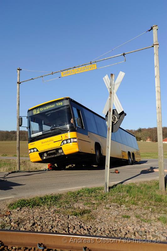 _DSC6504.JPG - vid 17 tiden larmades räddningstjänsten till en trafikolycka i Vrams Gunnarstorp, vid framkomst var det en buss som hade åkt ner i diket precis vid en järnvägsövergång. Inga person ska ha kommit till skada under händelsen.