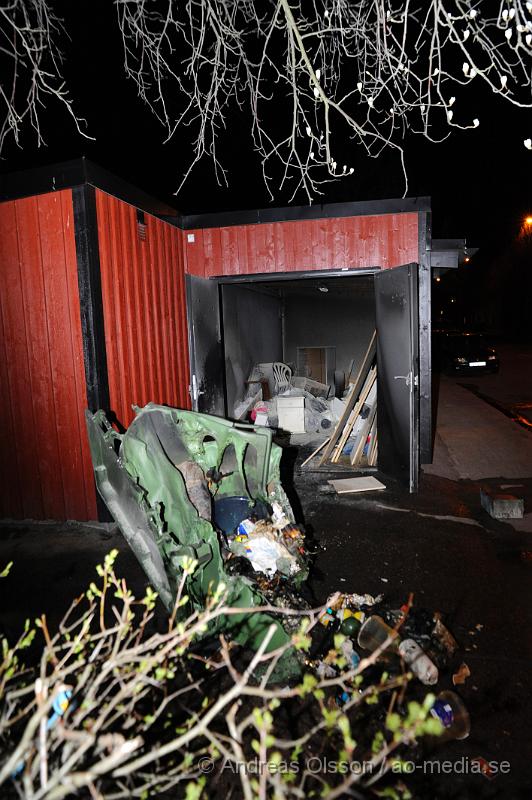 _DSC6601.JPG - Vid 23:15 tiden larmades räddningstjänsten till Berga, vid framkomst så bran det i en soptunna i soprummet, Elden kunde släckas fort men soprummet blev dock lite skadat.