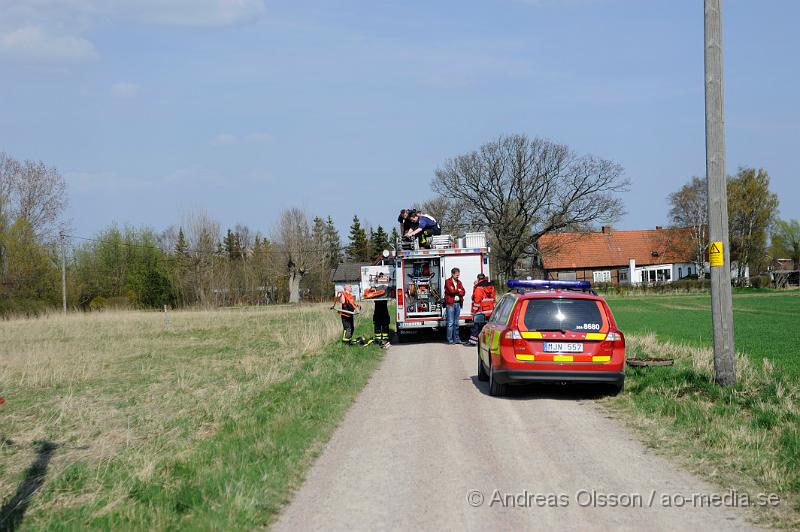 _DSC6595.JPG - Vid 13 tiden larmades räddningstjänsten och ambulans till Broby i Västra Åstorp där en man klämts fast i ett träd. Räddningstjänsten fick kapa ett par grenar för att få ner mannen som fördes med ambulans till sjukhuset. Hur skadad mannen blev är oklart.