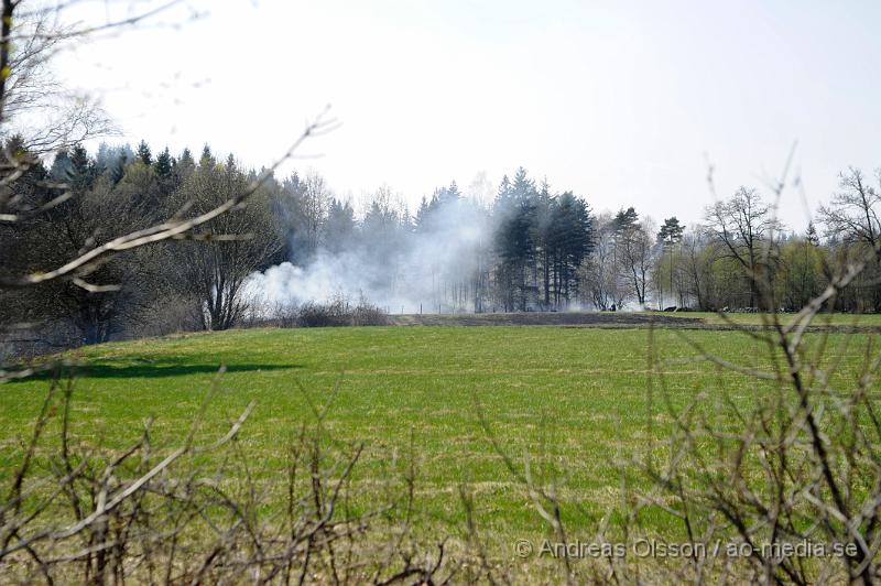 _DSC6635.JPG - Vid 14 tiden larmades räddningstjänsten från Klippan och Ljungbyhed till en gräsbrand/skogsbrand i Gyllsjö utanför Klippan. En person ska ha eldat ris vid ena kanten av åker när man tappade kontrollen över elden som snabbt spred sig över hela åkern, även en bit av skogen fattade eld innan räddningstjänsten fick kontroll över branden. Ingen person ska ha skadats. Men man bör INTE elda ute nu när det är så torrt i marken.