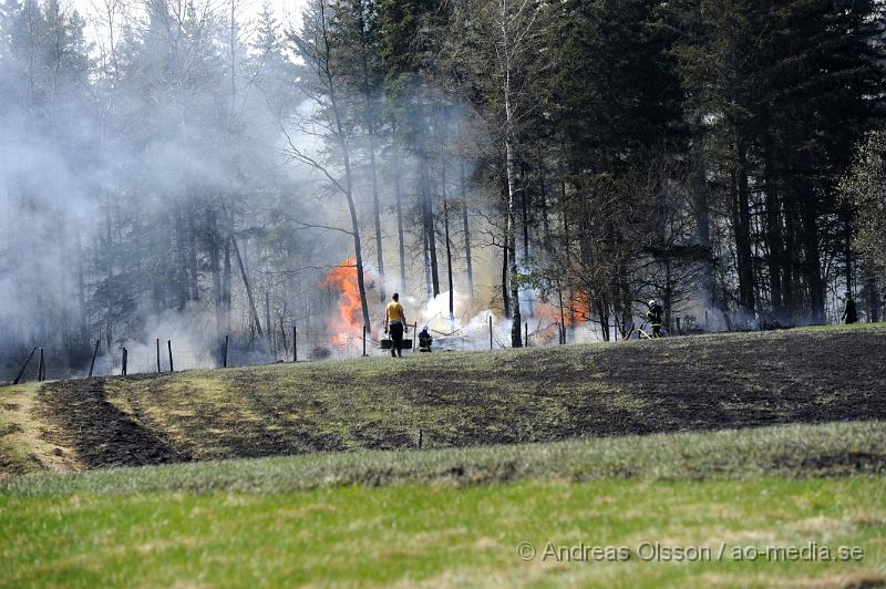 _DSC6639.JPG - Vid 14 tiden larmades räddningstjänsten från Klippan och Ljungbyhed till en gräsbrand/skogsbrand i Gyllsjö utanför Klippan. En person ska ha eldat ris vid ena kanten av åker när man tappade kontrollen över elden som snabbt spred sig över hela åkern, även en bit av skogen fattade eld innan räddningstjänsten fick kontroll över branden. Ingen person ska ha skadats. Men man bör INTE elda ute nu när det är så torrt i marken.