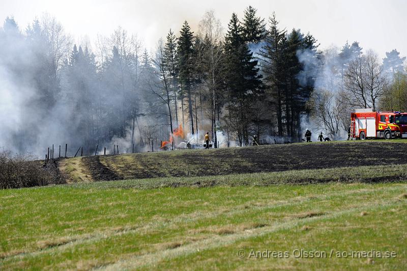 _DSC6641.JPG - Vid 14 tiden larmades räddningstjänsten från Klippan och Ljungbyhed till en gräsbrand/skogsbrand i Gyllsjö utanför Klippan. En person ska ha eldat ris vid ena kanten av åker när man tappade kontrollen över elden som snabbt spred sig över hela åkern, även en bit av skogen fattade eld innan räddningstjänsten fick kontroll över branden. Ingen person ska ha skadats. Men man bör INTE elda ute nu när det är så torrt i marken.