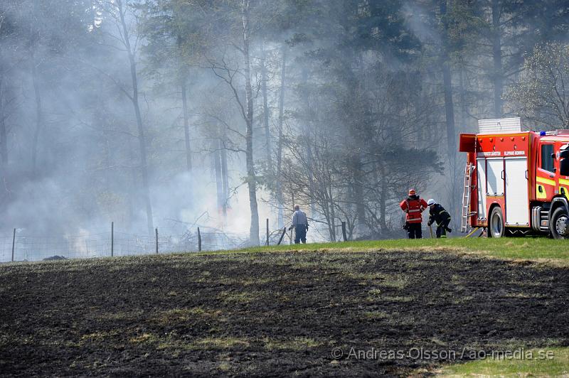 _DSC6649.JPG - Vid 14 tiden larmades räddningstjänsten från Klippan och Ljungbyhed till en gräsbrand/skogsbrand i Gyllsjö utanför Klippan. En person ska ha eldat ris vid ena kanten av åker när man tappade kontrollen över elden som snabbt spred sig över hela åkern, även en bit av skogen fattade eld innan räddningstjänsten fick kontroll över branden. Ingen person ska ha skadats. Men man bör INTE elda ute nu när det är så torrt i marken.