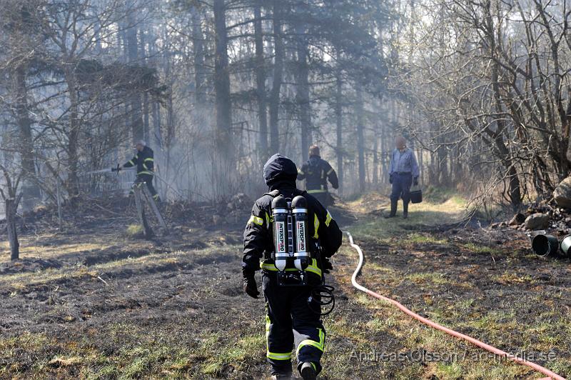 _DSC6654.JPG - Vid 14 tiden larmades räddningstjänsten från Klippan och Ljungbyhed till en gräsbrand/skogsbrand i Gyllsjö utanför Klippan. En person ska ha eldat ris vid ena kanten av åker när man tappade kontrollen över elden som snabbt spred sig över hela åkern, även en bit av skogen fattade eld innan räddningstjänsten fick kontroll över branden. Ingen person ska ha skadats. Men man bör INTE elda ute nu när det är så torrt i marken.