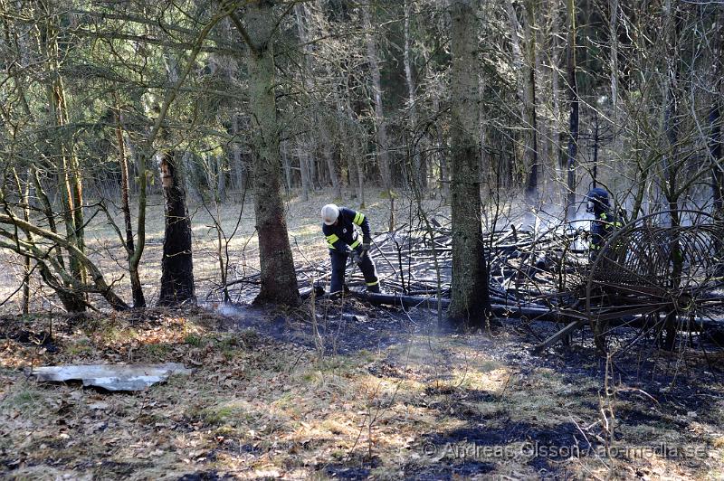 _DSC6663.JPG - Vid 14 tiden larmades räddningstjänsten från Klippan och Ljungbyhed till en gräsbrand/skogsbrand i Gyllsjö utanför Klippan. En person ska ha eldat ris vid ena kanten av åker när man tappade kontrollen över elden som snabbt spred sig över hela åkern, även en bit av skogen fattade eld innan räddningstjänsten fick kontroll över branden. Ingen person ska ha skadats. Men man bör INTE elda ute nu när det är så torrt i marken.