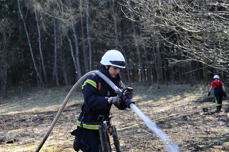 _DSC6671.JPG - Vid 14 tiden larmades räddningstjänsten från Klippan och Ljungbyhed till en gräsbrand/skogsbrand i Gyllsjö utanför Klippan. En person ska ha eldat ris vid ena kanten av åker när man tappade kontrollen över elden som snabbt spred sig över hela åkern, även en bit av skogen fattade eld innan räddningstjänsten fick kontroll över branden. Ingen person ska ha skadats. Men man bör INTE elda ute nu när det är så torrt i marken.