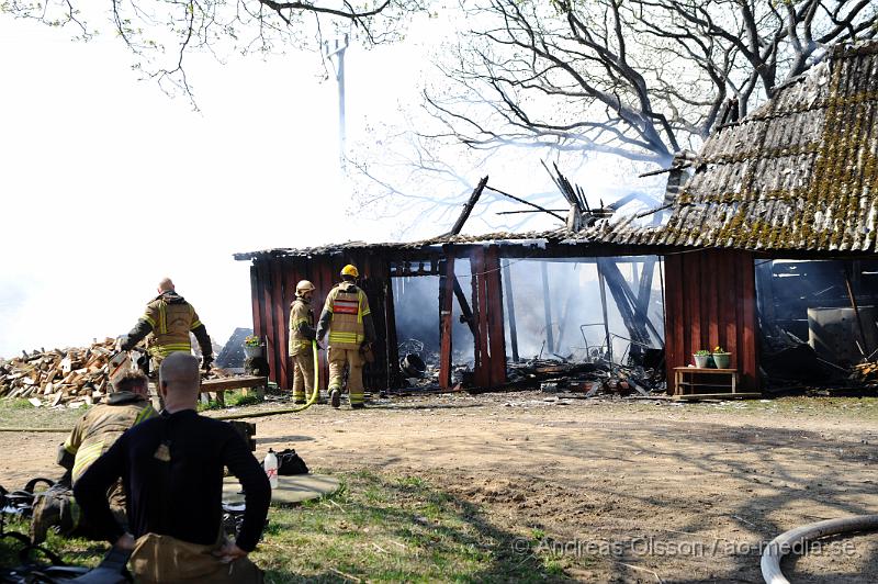 _DSC6613.JPG - Vid 12:30 tiden larmades räddningstjänsten till en ladugårdsbrand i Munkarp. Vid framkomst så var hela ladugården övertänd samt ett par höbalar som stod längst ladugården stod i lågor. Inga djur ska ha befunnit sig i ladugården. Och ingen person kom till skada.