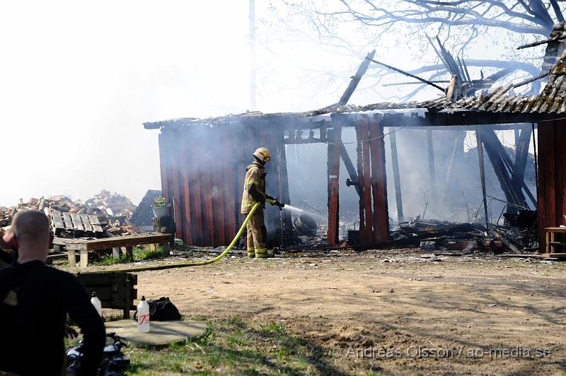 _DSC6616.JPG - Vid 12:30 tiden larmades räddningstjänsten till en ladugårdsbrand i Munkarp. Vid framkomst så var hela ladugården övertänd samt ett par höbalar som stod längst ladugården stod i lågor. Inga djur ska ha befunnit sig i ladugården. Och ingen person kom till skada.