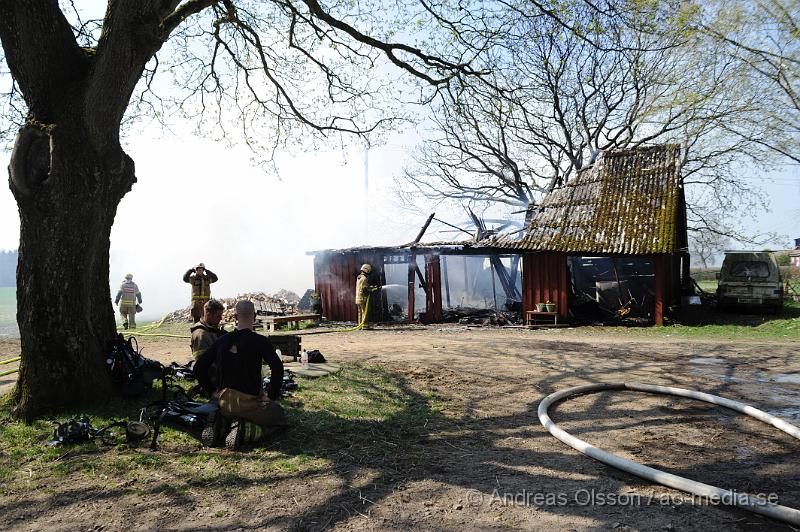 _DSC6617.JPG - Vid 12:30 tiden larmades räddningstjänsten till en ladugårdsbrand i Munkarp. Vid framkomst så var hela ladugården övertänd samt ett par höbalar som stod längst ladugården stod i lågor. Inga djur ska ha befunnit sig i ladugården. Och ingen person kom till skada.