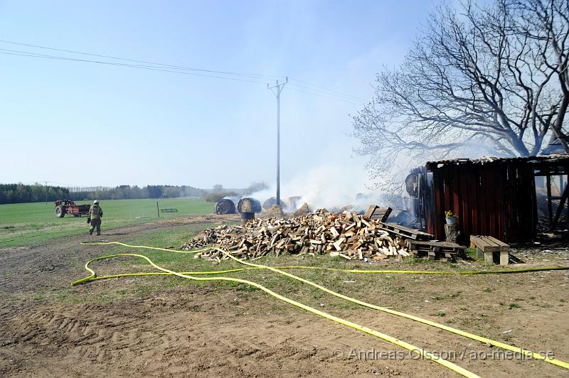 _DSC6618.JPG - Vid 12:30 tiden larmades räddningstjänsten till en ladugårdsbrand i Munkarp. Vid framkomst så var hela ladugården övertänd samt ett par höbalar som stod längst ladugården stod i lågor. Inga djur ska ha befunnit sig i ladugården. Och ingen person kom till skada.