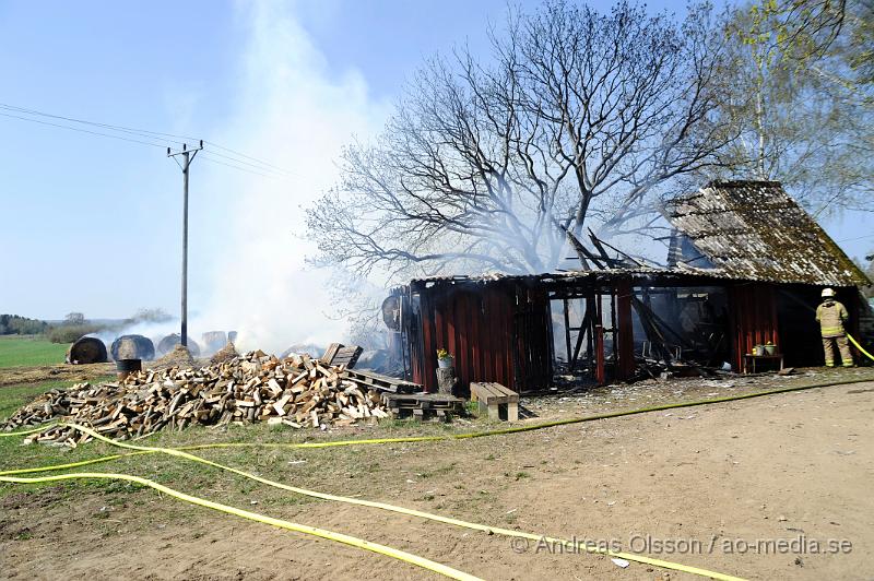 _DSC6621.JPG - Vid 12:30 tiden larmades räddningstjänsten till en ladugårdsbrand i Munkarp. Vid framkomst så var hela ladugården övertänd samt ett par höbalar som stod längst ladugården stod i lågor. Inga djur ska ha befunnit sig i ladugården. Och ingen person kom till skada.