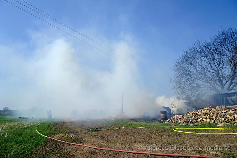 _DSC6624.JPG - Vid 12:30 tiden larmades räddningstjänsten till en ladugårdsbrand i Munkarp. Vid framkomst så var hela ladugården övertänd samt ett par höbalar som stod längst ladugården stod i lågor. Inga djur ska ha befunnit sig i ladugården. Och ingen person kom till skada.