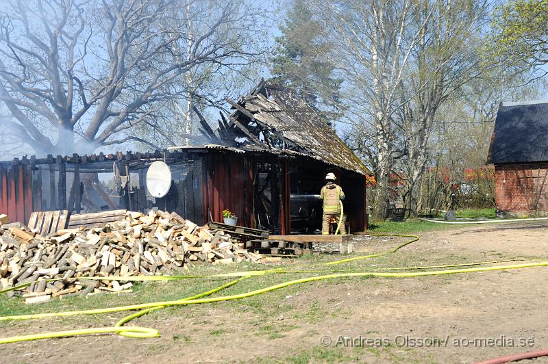 _DSC6625.JPG - Vid 12:30 tiden larmades räddningstjänsten till en ladugårdsbrand i Munkarp. Vid framkomst så var hela ladugården övertänd samt ett par höbalar som stod längst ladugården stod i lågor. Inga djur ska ha befunnit sig i ladugården. Och ingen person kom till skada.