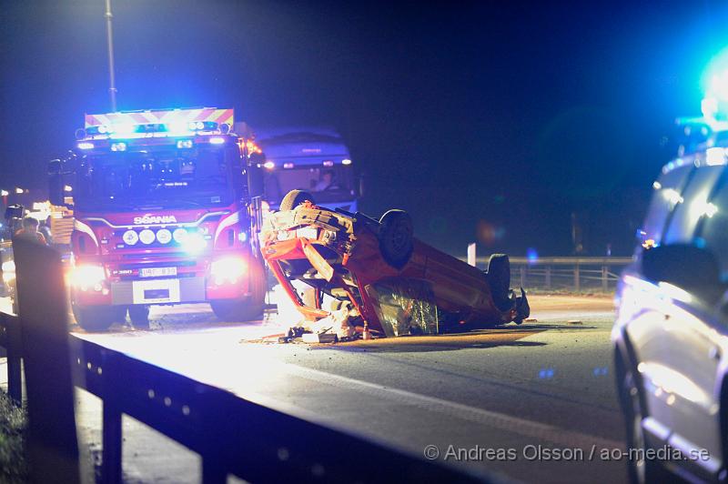 _DSC6736.JPG - Vid 23:15 tiden larmades Räddningstjänsten, Ambulans och Polis till en trafikolycka  där en personbil ska ha voltat på E6an utanför Ängelholm. En person fördes med ambulans till sjukhuset, skadeläget är oklart.