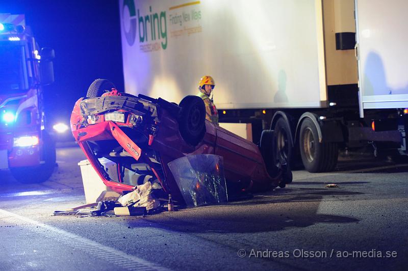 _DSC6745.JPG - Vid 23:15 tiden larmades Räddningstjänsten, Ambulans och Polis till en trafikolycka  där en personbil ska ha voltat på E6an utanför Ängelholm. En person fördes med ambulans till sjukhuset, skadeläget är oklart.