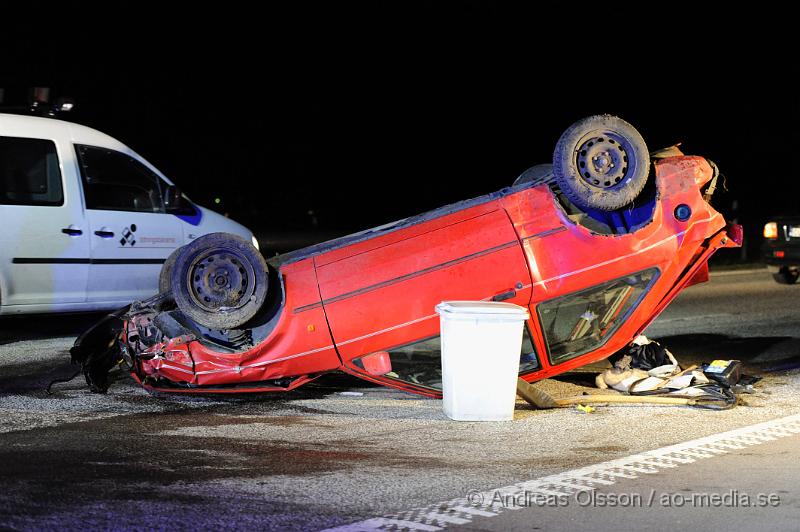 _DSC6746.JPG - Vid 23:15 tiden larmades Räddningstjänsten, Ambulans och Polis till en trafikolycka  där en personbil ska ha voltat på E6an utanför Ängelholm. En person fördes med ambulans till sjukhuset, skadeläget är oklart.