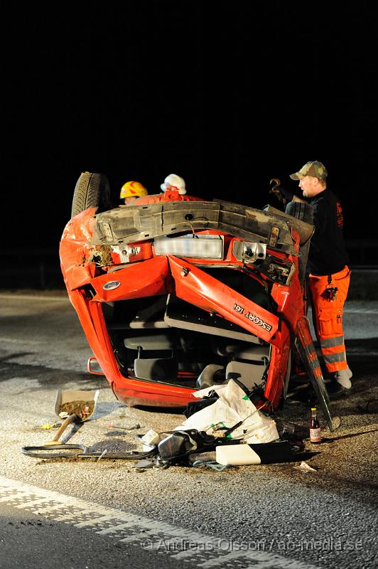 _DSC6749.JPG - Vid 23:15 tiden larmades Räddningstjänsten, Ambulans och Polis till en trafikolycka  där en personbil ska ha voltat på E6an utanför Ängelholm. En person fördes med ambulans till sjukhuset, skadeläget är oklart.