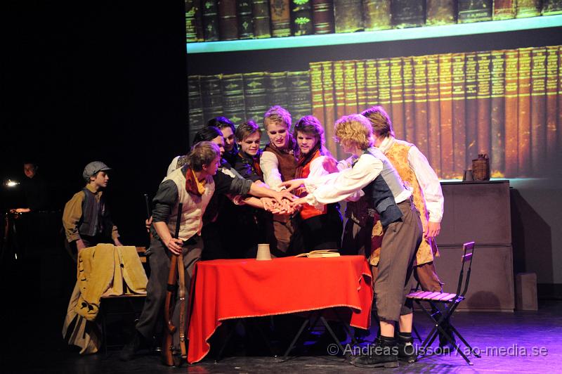 _DSC6896.JPG - För tredje året i rad satte Klippans Gymnasieskola upp en musikal. Denna gången blev det Highlights ur Les Misérables. Med hjälp av regissören Joacim Hedman, repetitör Anna Hiltunen, produktionsansvarig/repetitör Louise Ljungberg.