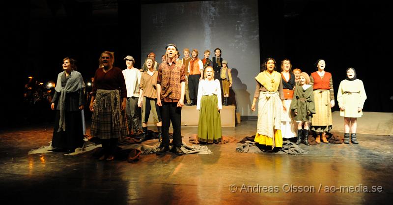 _DSC6910.JPG - För tredje året i rad satte Klippans Gymnasieskola upp en musikal. Denna gången blev det Highlights ur Les Misérables. Med hjälp av regissören Joacim Hedman, repetitör Anna Hiltunen, produktionsansvarig/repetitör Louise Ljungberg.