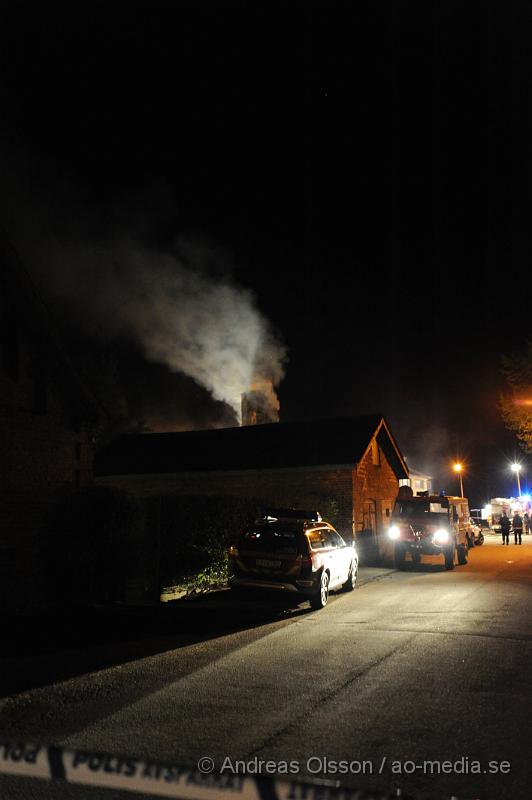 _DSC7109.JPG - Vid 22:40 tiden larmades räddningtjänsten från svalöv och landskrona till Teckomatorps frivilliga brandstation, vid framkomst så var det en fullt utvecklad brand, man lyckades få ut bilarna ur byggnaden. Släckningsarbetet pågår ännu och säkert ett par timmar till. Vad som orsakat branden är ännu oklart. Inga personer ska ha kommit till skada under händelsen.