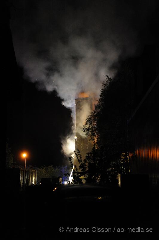 _DSC7112.JPG - Vid 22:40 tiden larmades räddningtjänsten från svalöv och landskrona till Teckomatorps frivilliga brandstation, vid framkomst så var det en fullt utvecklad brand, man lyckades få ut bilarna ur byggnaden. Släckningsarbetet pågår ännu och säkert ett par timmar till. Vad som orsakat branden är ännu oklart. Inga personer ska ha kommit till skada under händelsen.