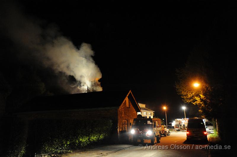 _DSC7115.JPG - Vid 22:40 tiden larmades räddningtjänsten från svalöv och landskrona till Teckomatorps frivilliga brandstation, vid framkomst så var det en fullt utvecklad brand, man lyckades få ut bilarna ur byggnaden. Släckningsarbetet pågår ännu och säkert ett par timmar till. Vad som orsakat branden är ännu oklart. Inga personer ska ha kommit till skada under händelsen.