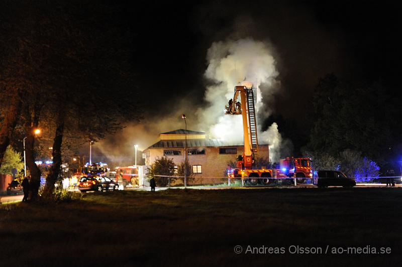 _DSC7118.JPG - Vid 22:40 tiden larmades räddningtjänsten från svalöv och landskrona till Teckomatorps frivilliga brandstation, vid framkomst så var det en fullt utvecklad brand, man lyckades få ut bilarna ur byggnaden. Släckningsarbetet pågår ännu och säkert ett par timmar till. Vad som orsakat branden är ännu oklart. Inga personer ska ha kommit till skada under händelsen.