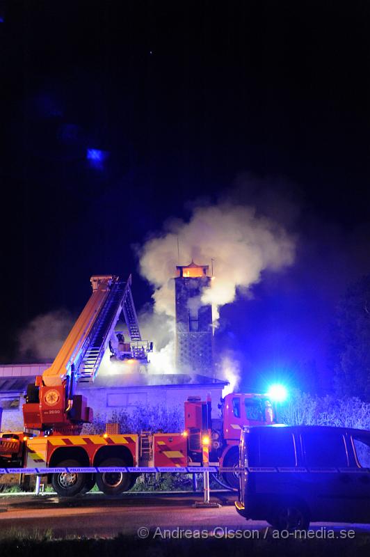 _DSC7122.JPG - Vid 22:40 tiden larmades räddningtjänsten från svalöv och landskrona till Teckomatorps frivilliga brandstation, vid framkomst så var det en fullt utvecklad brand, man lyckades få ut bilarna ur byggnaden. Släckningsarbetet pågår ännu och säkert ett par timmar till. Vad som orsakat branden är ännu oklart. Inga personer ska ha kommit till skada under händelsen.